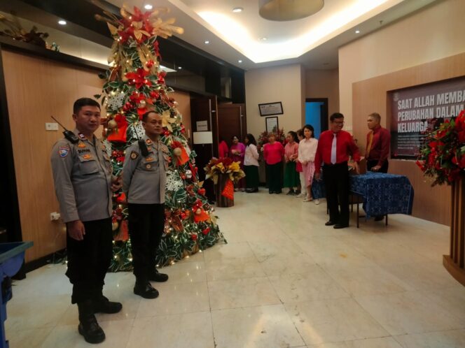 
					Polisi Lakukan Pelayanan Pengamanan Perayaan Natal di GKRI Diaspora Thamrin City