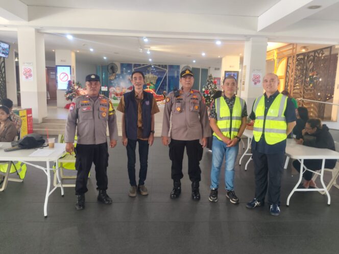 
					Hadirkan Rasa Aman, Polisi Kawal Ibadah Natal di Gereja Kristus Raja