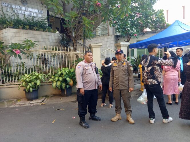 
					Polsek Metro Gambir Tindaklanjuti Segera Laporan Pohon Tumbang di Petojo Selatan