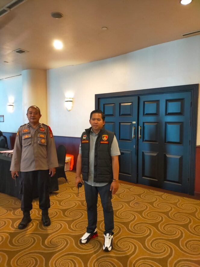 
					Polsek Metro Tanah Abang Berikan Pengamanan Natal di Gereja Reformasi Indonesia, Ibadah Berjalan Damai