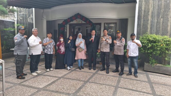 
					Kapolsek Metro Tanah Abang Bersama Tiga Pilar Lakukan Kunjungan dalam Rangka Ibadah Perayaan Natal di Gereja Pantekosta Palmerah
