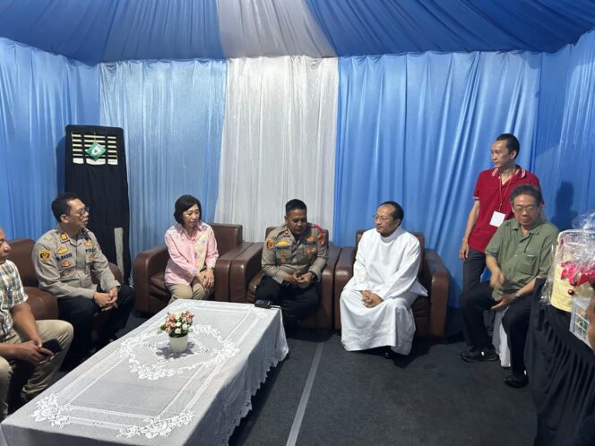 
					Romo Katedral Sambangi Pospam Nataru Sawah Besar” Polisi Dapat Apresiasi