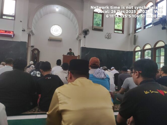 
					Perkuat Silaturahmi dan Kamtibmas, Kapolsubsektor Kayu Awet Sholat Jumat Berjamaah di Masjid Izul Islam