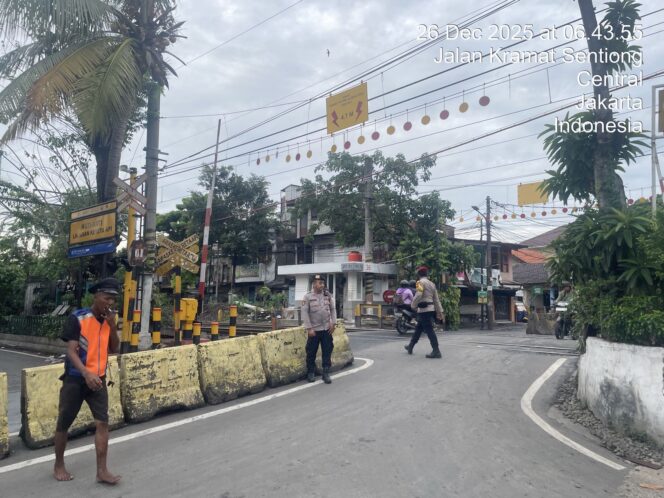 
					Berikan Pelayanan Keamanan dan Kelancaran Libur Nataru, Polsek Johar Baru Lakukan Pengaturan Lalu Lintas Sejak Pagi Hari
