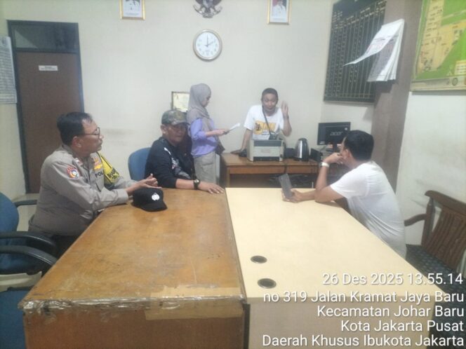 
					Door To Door Perkuat Kamtibmas, Bhabinkamtibmas Johar Baru Laksanakan Patroli Dialogis dan Cooling System di RW 01