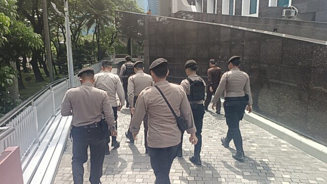 
					Patroli Jalan Kaki, Wujud Komitmen Polri Jaga Kerukunan dan Keamanan Ibadah