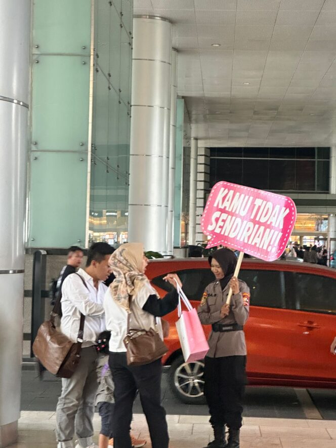 
					Polwan Jaga Jakarta, Patroli Humanis Hadirkan Rasa Aman di Pusat Perbelanjaan Bundaran HI