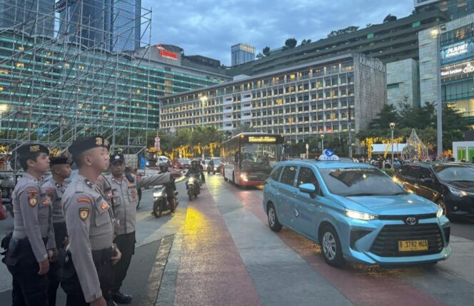 
					Personel Pospam Nataru Bundaran HI Gatur Lalin Sore Hari, Pastikan Arus Lalin MH Thamrin Lancar