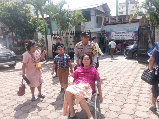 
					Sentuhan Kemanusiaan Polri, Bhabinkamtibmas Bantu Lansia Menuju Ibadah Natal