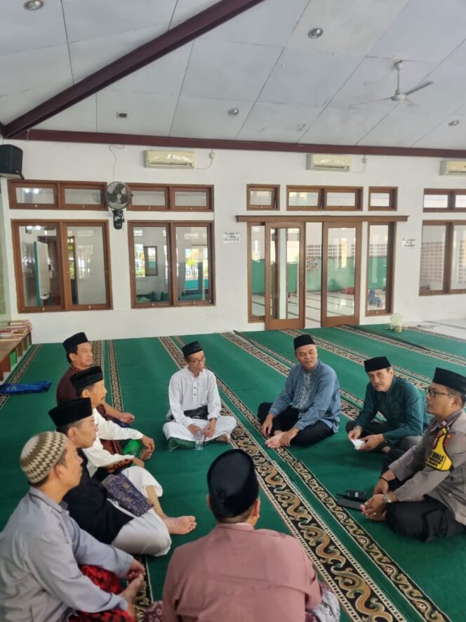 
					Bhabinkamtibmas Karet Tengsin Laksanakan Sholat Jumat dan Jalin Silaturahmi dengan Tokoh Masyarakat RT 18/05