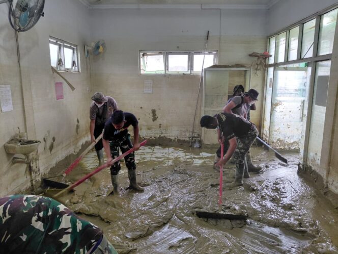 
					Sinergitas TNI–Polri Bersihkan Puskesmas Kuala Simpang Pasca Banjir
