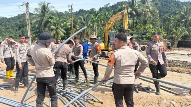 
					Brimob Polri Perkuat Pemulihan Warga Padang Pariaman Melalui Penyediaan Air Bersih, Huntara dan Akses Jalan