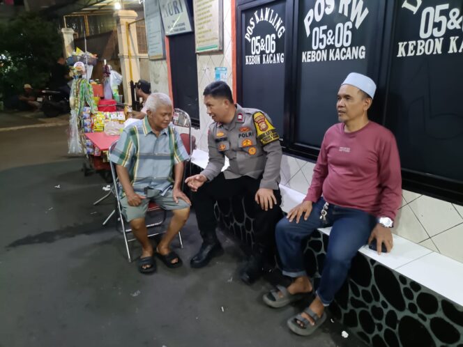 
					Bhabinkamtibmas Kebon Kacang Sambangi Pos Siskamling RW 06, Perkuat Keamanan Lingkungan