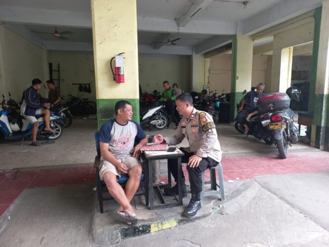 
					Bhabinkamtibmas Kebon Kacang Sambangi Warga RW 06, Sampaikan Imbauan Kamtibmas Sebagai Cooling System