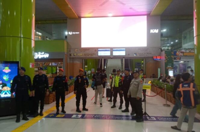 
					Patroli Gabungan Ops Lilin Jaya 2025, Keamanan Penumpang di Stasiun Gambir Diperketat