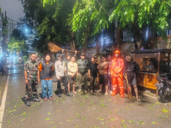 
					Bhabinkamtibmas Petojo Selatan Kawal Penanganan Pohon Tumbang Usai Cuaca Ekstrem