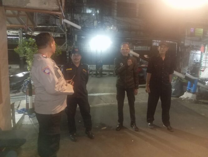 
					Polisi Hadir di Tengah Warga, Bhabinkamtibmas Kebon Kelapa Perkuat Keamanan Lingkungan Lewat Sambang Pos Kamling