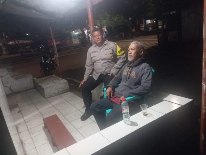 
					Bhabinkamtibmas Sambangi Pos Kamling Kebon Kelapa, Perkuat Kewaspadaan Lingkungan