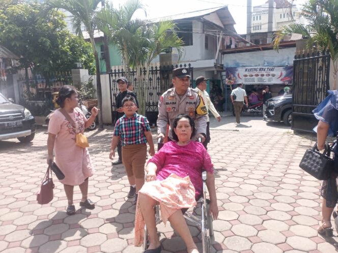 
					Polri Hadir dengan Empati, Lansia Berkursi Roda Didampingi Menuju Ibadah Natal