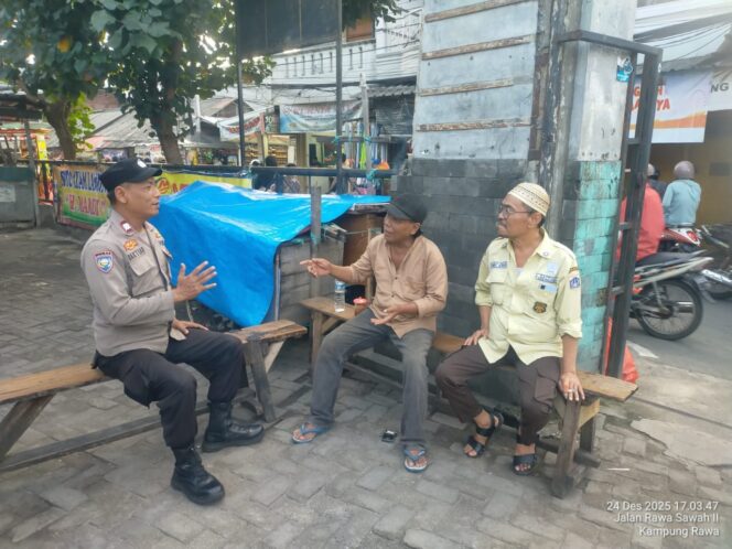 
					Bhabinkamtibmas Galur Sambangi Pasar Gembrong, Perkuat Cooling System Jelang Nataru dengan Security dan Jukir