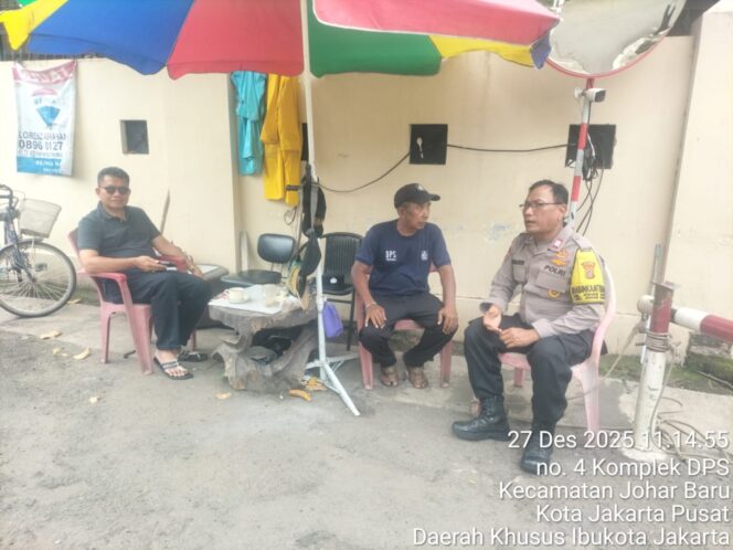 
					Perkuat Kamtibmas Jelang Tahun Baru, Polsek Johar Baru Gelar Patroli Dialogis Door to Door