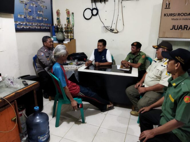 
					Patroli Malam Hari Bersama Awak Satkamling Mangga Dua Selatan, Polisi Perkuat Pencegahan