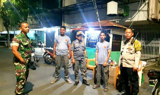 
					Sambang Pos Satkamling, Polisi Perkuat Keamanan Lingkungan Pasar Baru