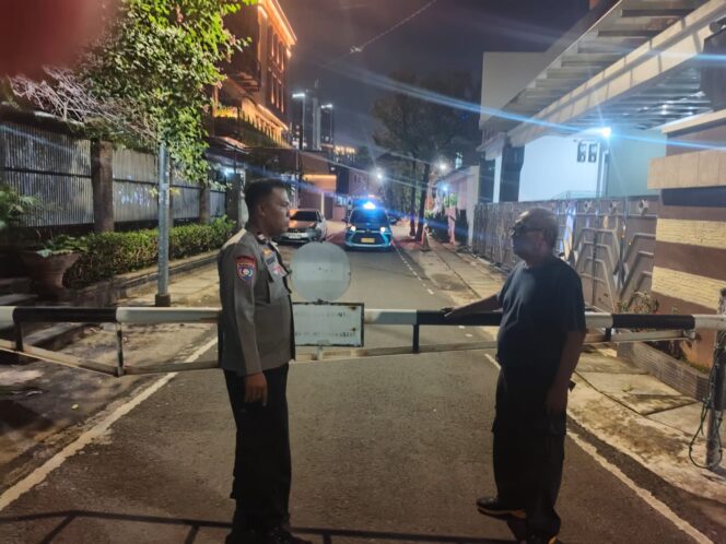 
					Polisi dan Warga Bersatu Jaga Kampung, Bhabinkamtibmas Benhil Lakukan Sambang Malam
