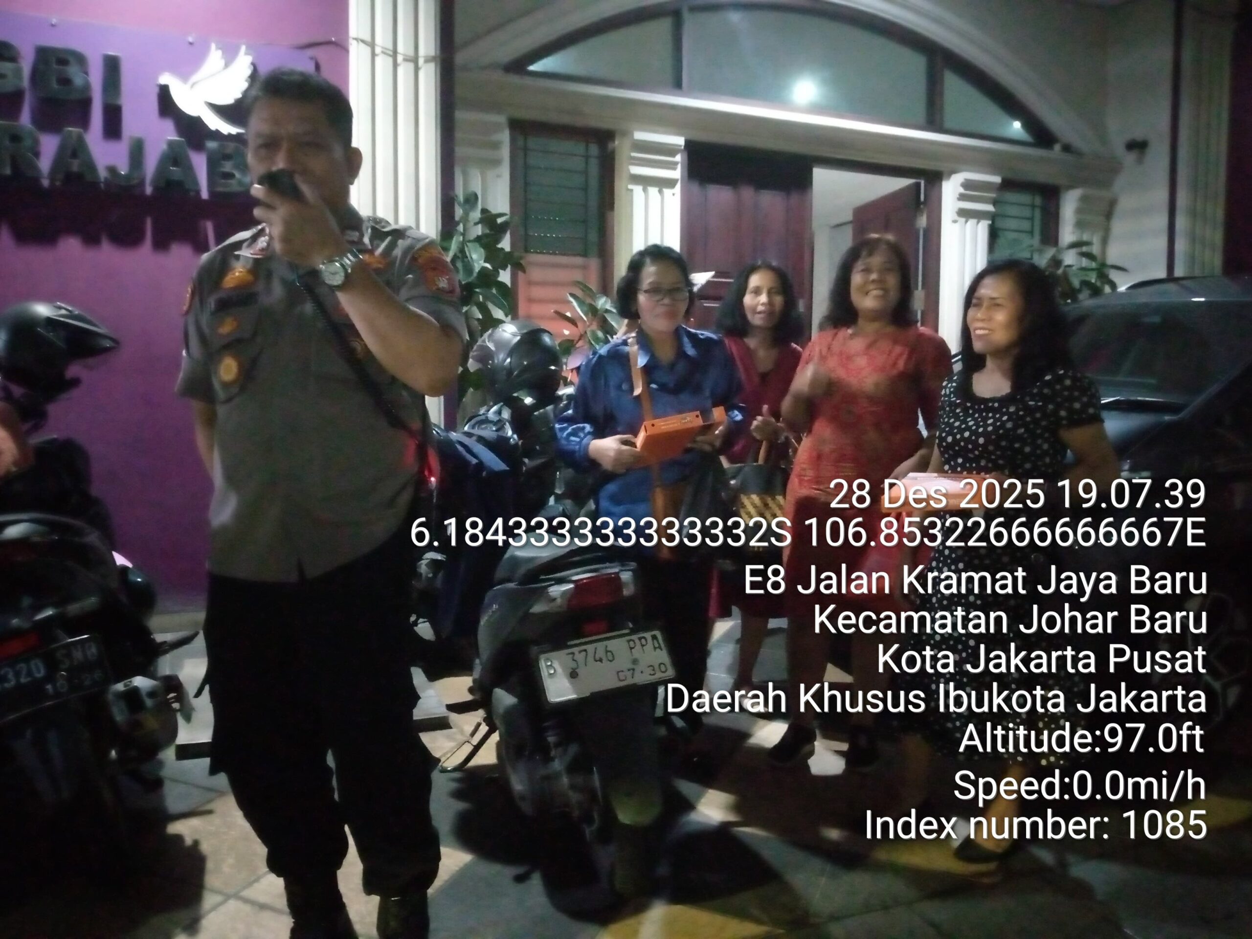 Pengamanan Ketat namun Humanis, Polisi Kawal Ibadah Natal 2025 di GBI Krajaba Aman