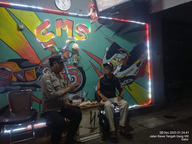 
					Cegah Gangguan Kamtibmas, Bhabinkamtibmas Sambangi Poskamling RW 07 Galur