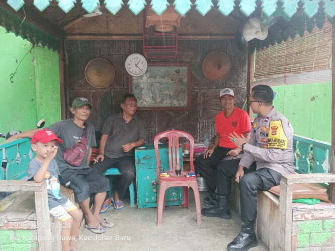 
					Door to Door Bhabinkamtibmas Sambangi Warga Kampung Rawa, Cegah Kejahatan Sejak Dini