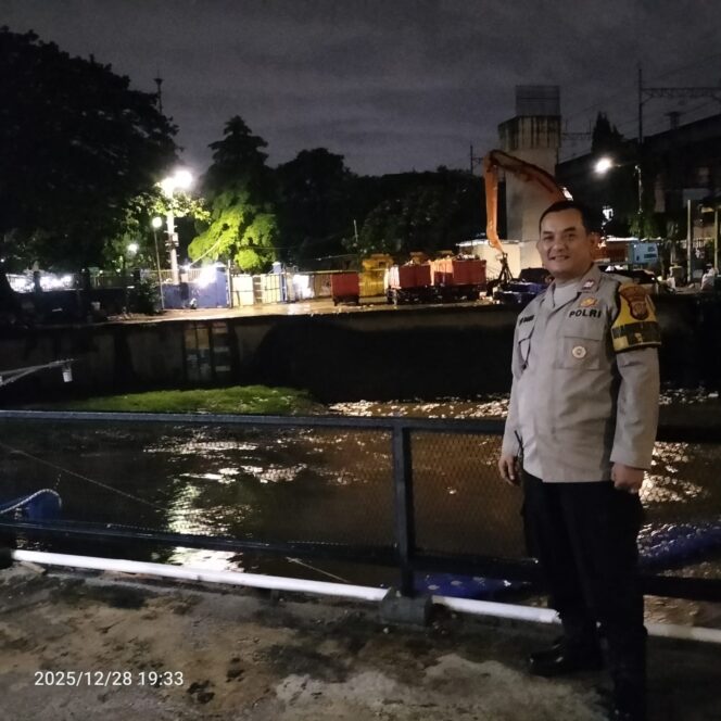
					Bhabinkamtibmas Menteng Pantau Pintu Air Manggarai, Status Siaga 4 Tetap Terkendali