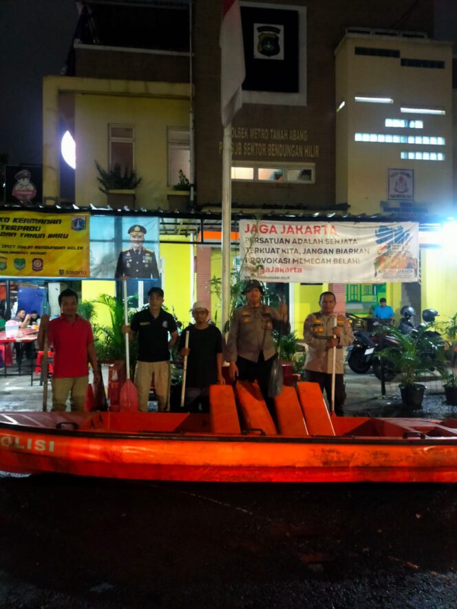 
					Wilayah Tanah Abang Disiagakan Hadapi Banjir, Polisi Cek Kesiapan Sarana Penyelamatan