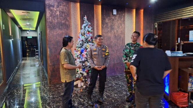 
					Bhabinkamtibmas Bersama Babinsa Gelora Sambangi Karaoke De 8 Senayan, Tekankan Pentingnya Tertib Kamtibmas