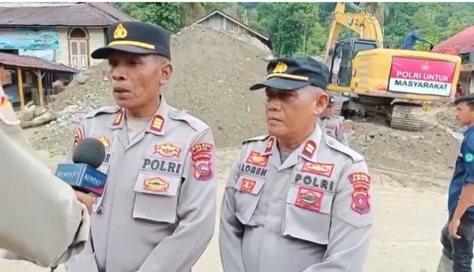 
					Gotong Royong Pascabanjir, Polres Agam Bersama Warga Normalisasi Sungai Muara Pisang