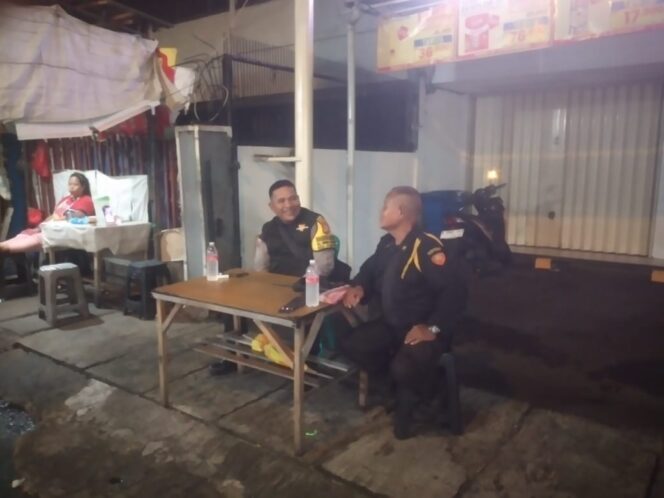 
					Dialog dengan Awak Kamling di Hari Libur Tahun Baru, Polisi Perkuat Keamanan Lingkungan
