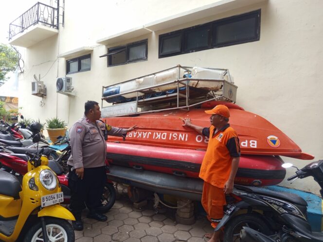 
					Sinergi Lintas Instansi, Bhabinkamtibmas Petamburan di Posko Banjir Petamburan Siaga Hadapi Cuaca Ekstrem