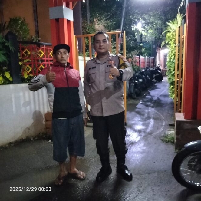 
					Sambang Satkamling Anyer Ujung, Bhabinkamtibmas Menteng Ajak Warga Perkuat Keamanan Lingkungan