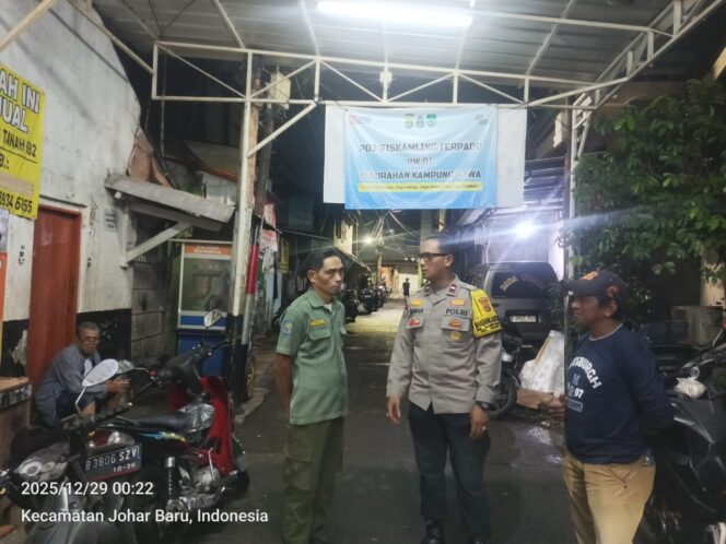 
					Jaga Kampung Tetap Aman, Bhabinkamtibmas Sambangi Pos Kamling RW 01 Kampung Rawa