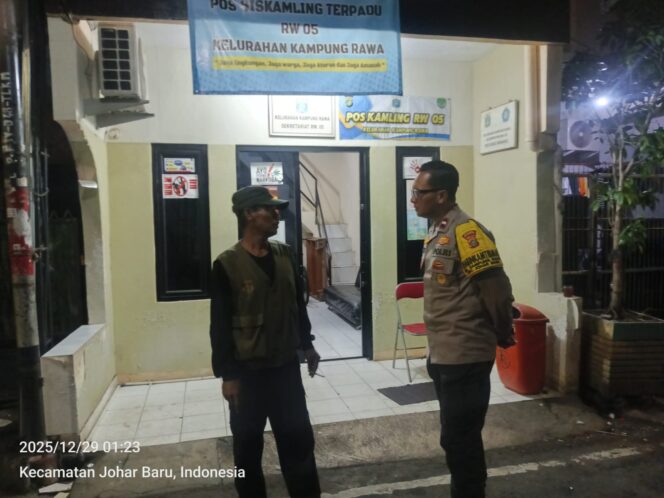
					Wujudkan Lingkungan Aman, Polisi Lakukan Sambang Pos Kamling di Kampung Rawa