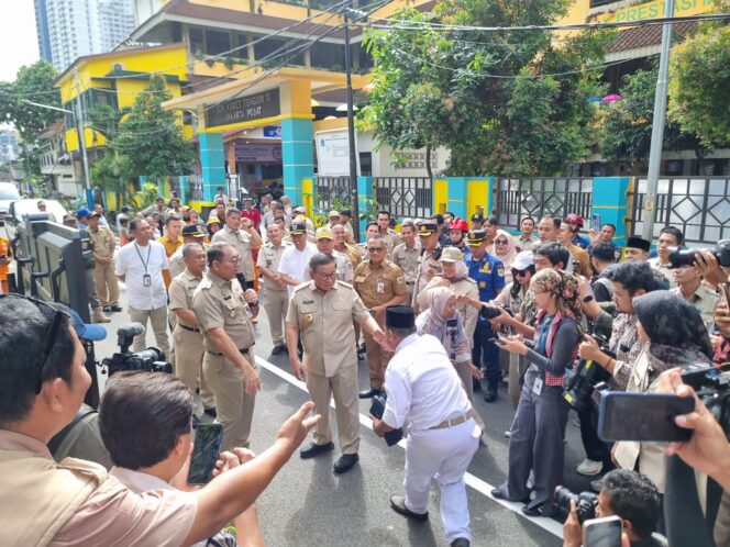
					Polsek Metro Tanah Abang dan Tiga Pilar Monitoring Gubernur DKI Jakarta Tinjau Hasil Perbaikan Jalan di Karet Tengsin