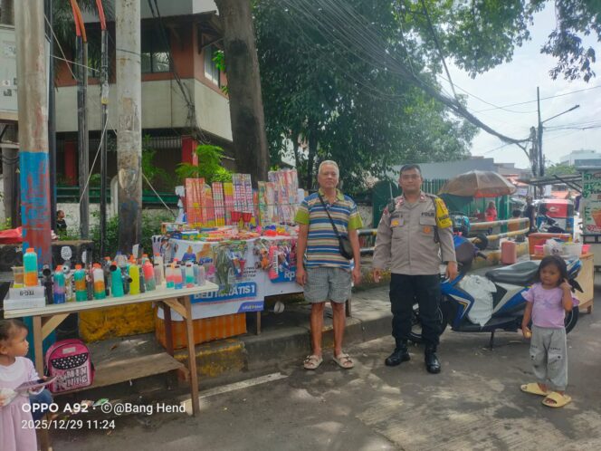 
					Jelang Tahun Baru, Polisi Himbau Pedagang Kembang Api di Senen Waspadai Bahaya Petasan