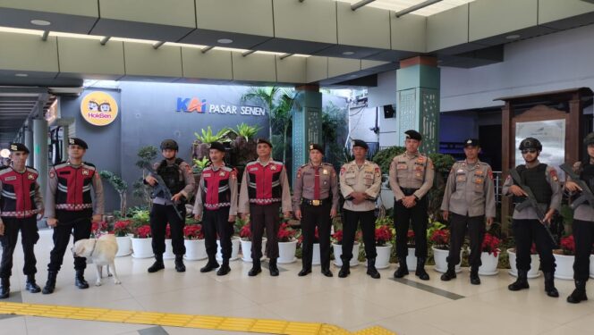 
					Patroli Humanis Ops Lilin Jaya, Polisi Pastikan Keamanan Penumpang di Stasiun Senen