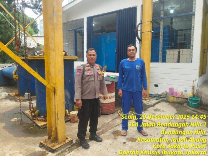 
					Sinergi Antisipasi Banjir, Bhabinkamtibmas Benhil Pantau Debit Sungai dan Kesiapan Pompa Air