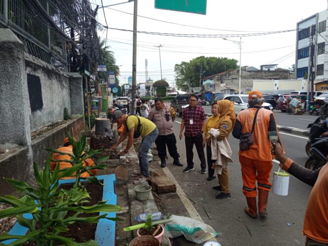 
					Bhabinkamtibmas Petamburan Bersama Unsur Kelurahan Tata Pot dan Tanam Pohon di Jalan KS Tubun Raya
