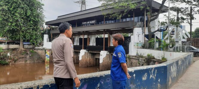 
					Pantau Kesiapsiagaan, Bhabinkamtibmas Kebon Melati Lakukan Pengecekan Pintu Air Karet