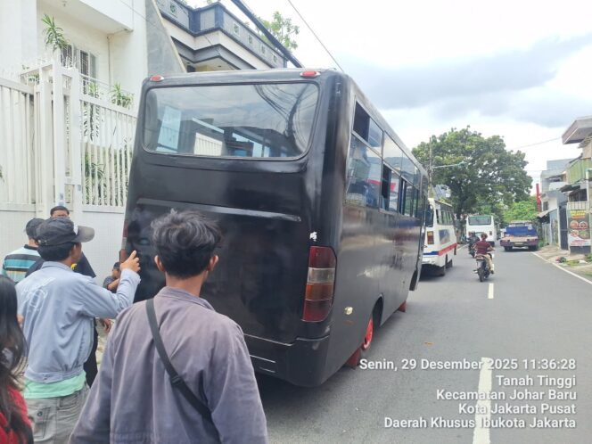 
					Pengamanan Ketat, Polisi Kawal Pemberangkatan Massa Aksi dari Johar Baru ke Gedung KPK