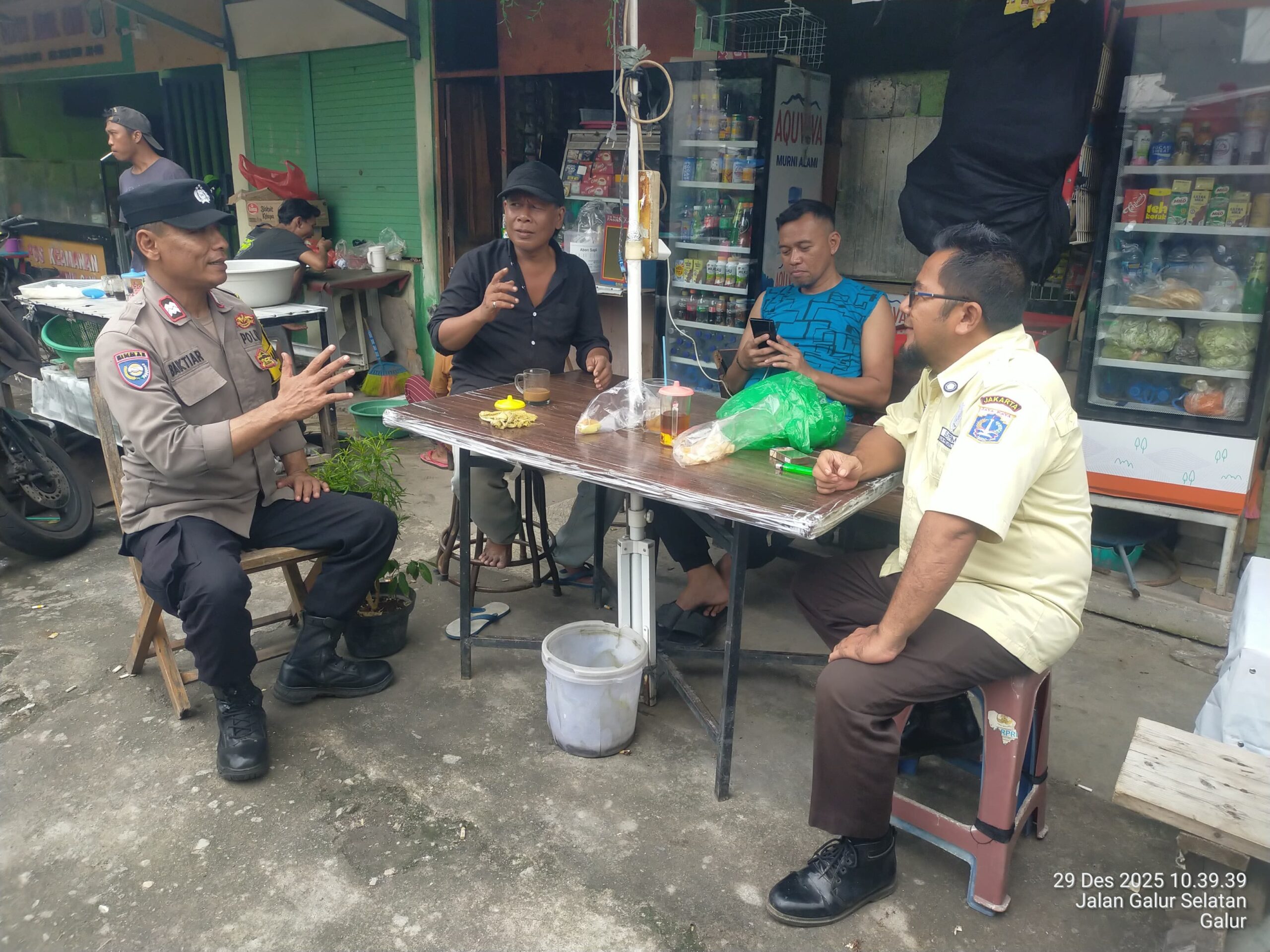 Keamanan Lingkungan Pasar Jadi Prioritas, Polisi Sambangi Pasar Gembrong Galur Jelang Nataru