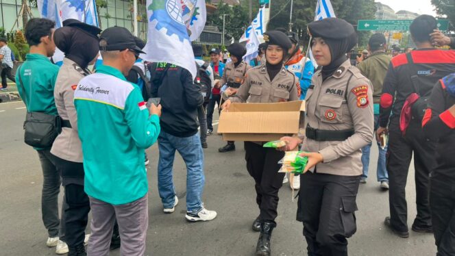 
					Polwan Bagikan Air Mineral dan Roti, Aksi KSPI di Silang Selatan Monas Berlangsung Tertib