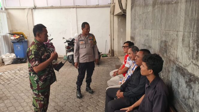 
					Bhabinkamtibmas Dan Babinsa Sambangi Komplek Usaha Pasar Baru, Perkuat Pencegahan Kejahatan
